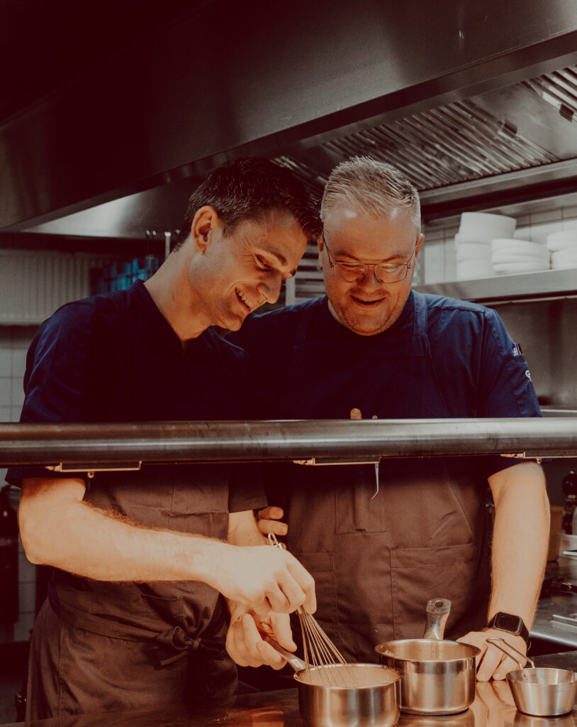twee chefs met een michelinster die koken samen in de keuken